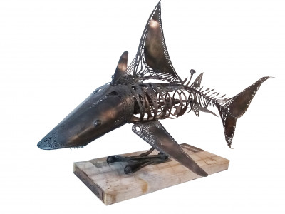 Escultura de tiburón industrial